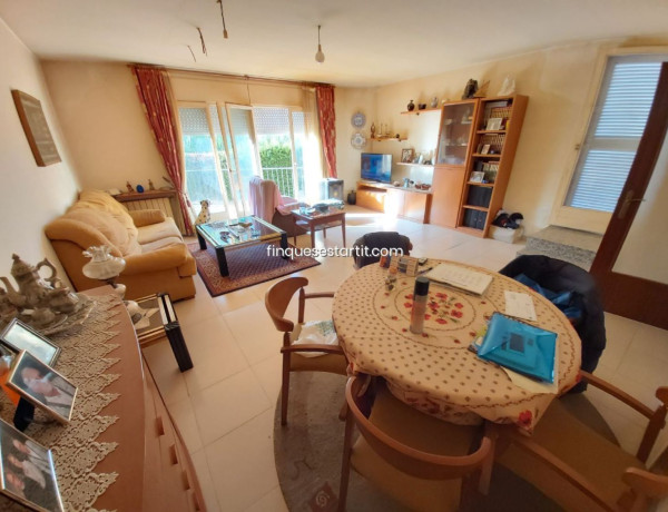Chalet adosado en venta en Ronda pere blasi , Torroella de Montgrí photo 1