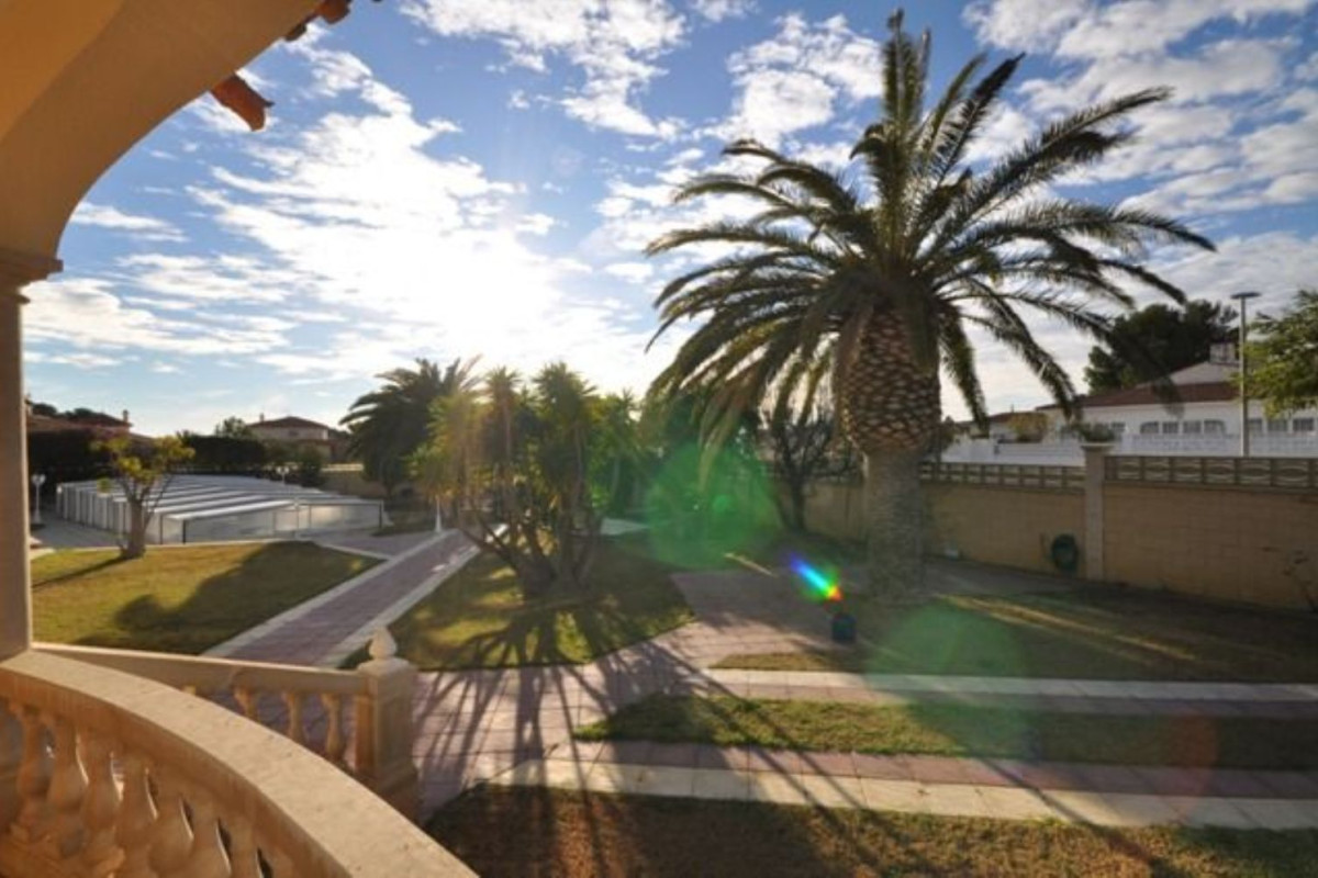 Sale of independent chalet in María Cristina, Mont-Roig del Camp
 photo 3