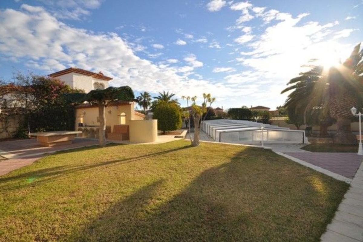 Sale of independent chalet in María Cristina, Mont-Roig del Camp
 photo 4