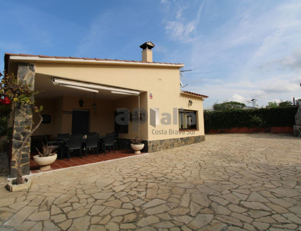 Chalet independiente en venta en  Urb. Aiguaviva, Vidreres photo 1