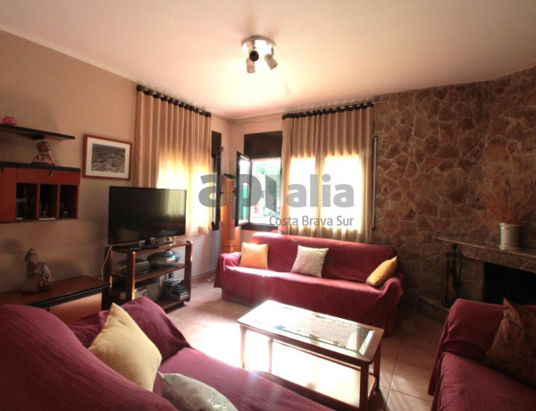 Chalet independiente en venta en  Urb. Aiguaviva, Vidreres photo 3
