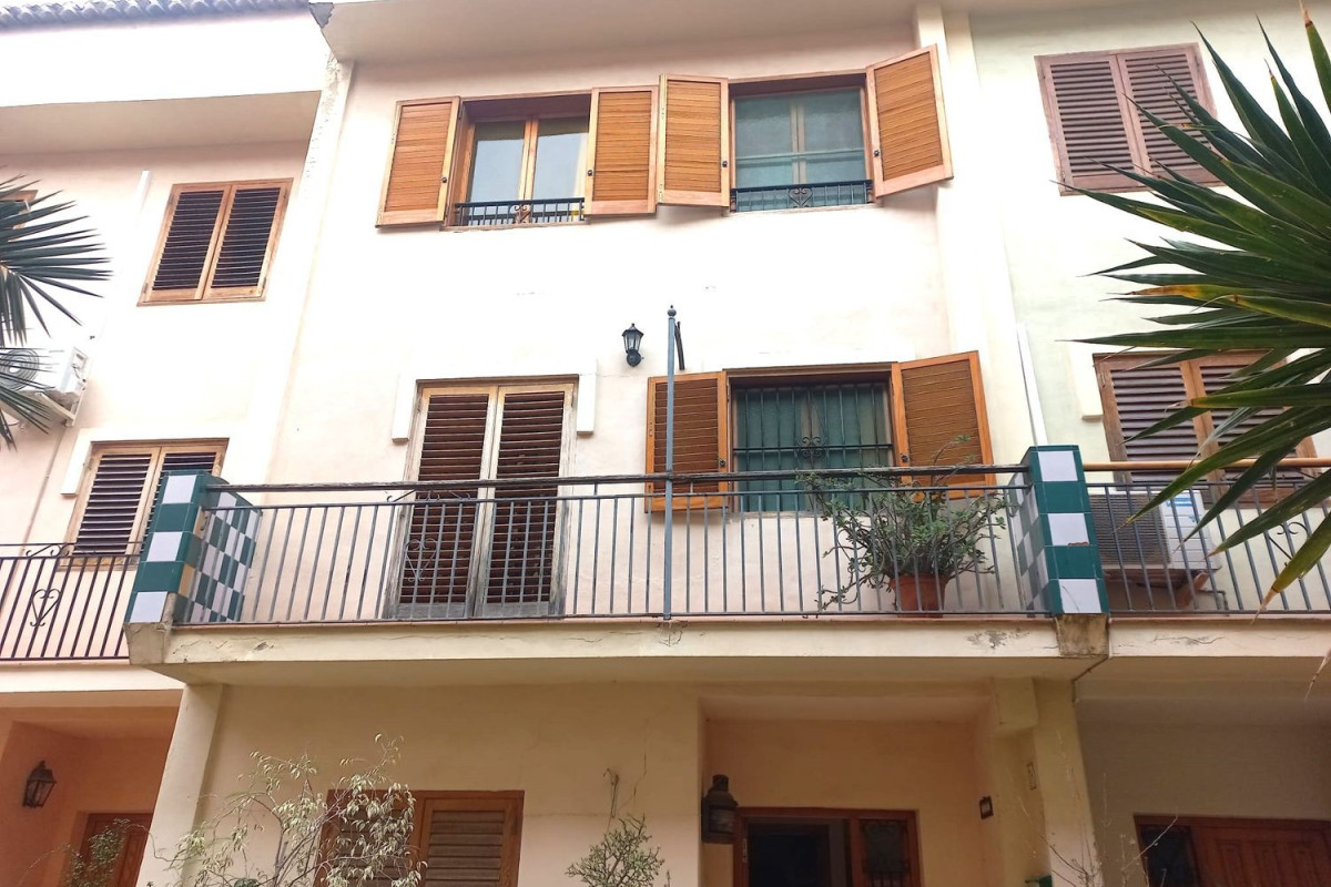 Sale of townhouse in Dehesa , Burjassot photo 2