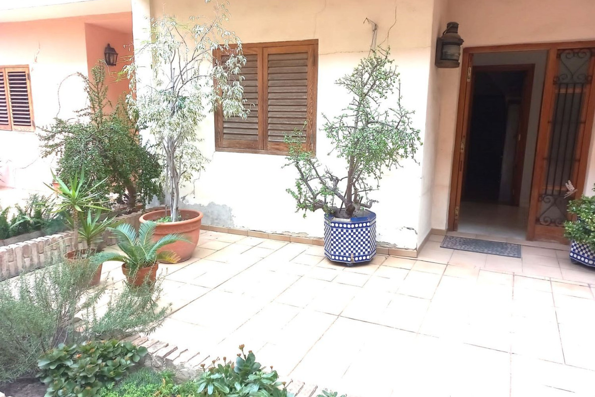 Sale of townhouse in Dehesa , Burjassot photo 3
