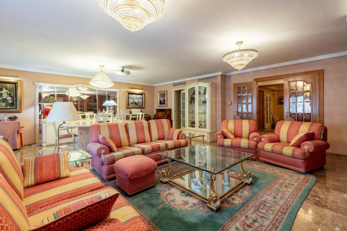 Продажа квартиры на Calle de Colón, 8, Валенсия
 photo 2