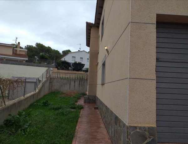 Detached villa for sale in Calle Tranquil·litat, El Vendrell photo 1