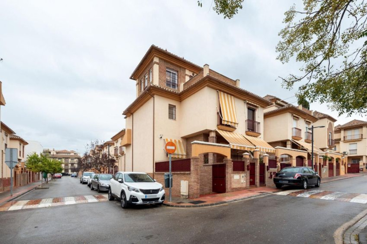Sale of independent chalet in Calle Madrid, 25 A, Armilla
photo 1