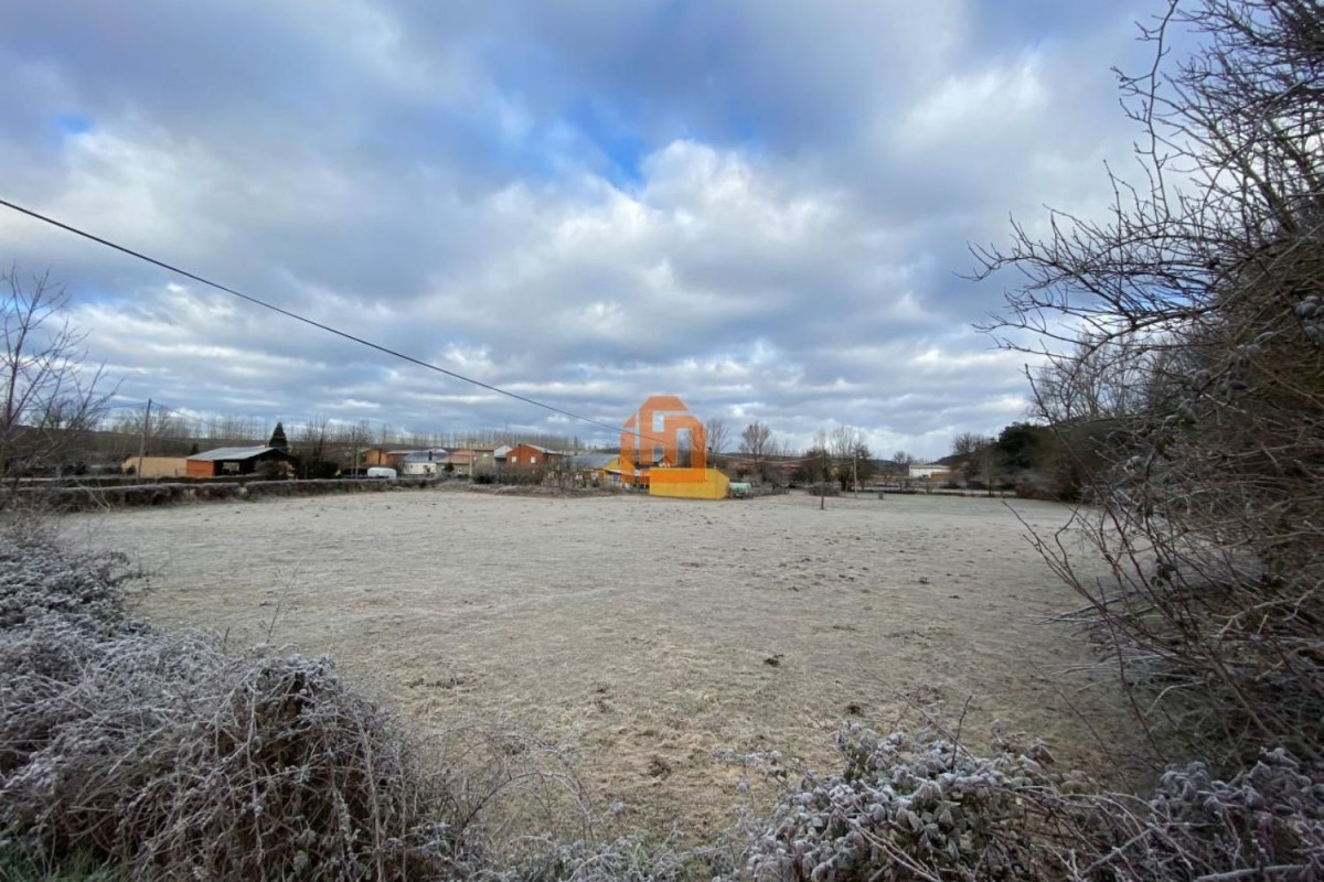 Terreno en venta en Cimanes del Tejar, León photo 3