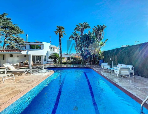Chalet independiente en venta en  Avenida Canonge Vilaseca, Alella photo 1