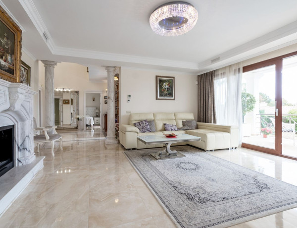 Chalet independiente en venta en Elviria-Cabopino , Marbella thumbnail 2