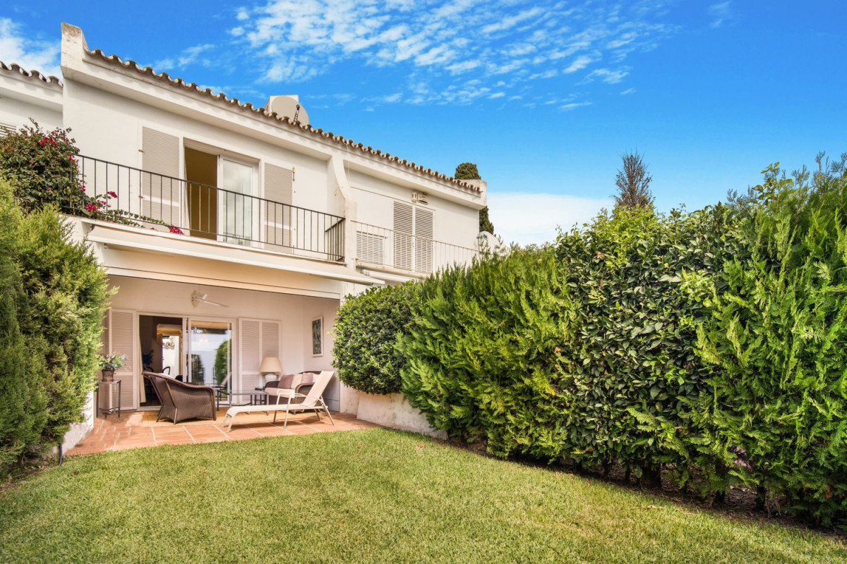 Venta de chalet adosado en  Nueva Andalucía , Marbella photo 2