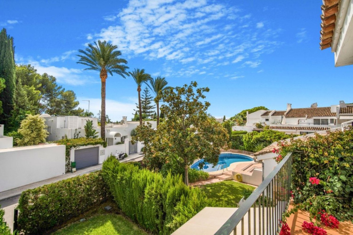 Venta de chalet adosado en  Nueva Andalucía , Marbella photo 4