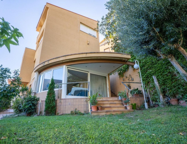 Chalet independiente en venta en  Calle d'August Font, Barcelona photo 2
