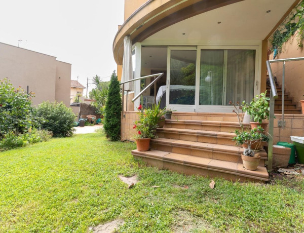 Chalet independiente en venta en  Calle d'August Font, Barcelona photo 3