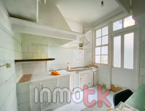 Apartment for sale in  Calle Capitán Troncoso, A Coruña photo 4