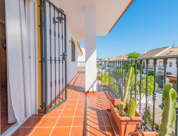 Chalet adosado en venta en Avenida Familia Vargas , Marbella photo 1