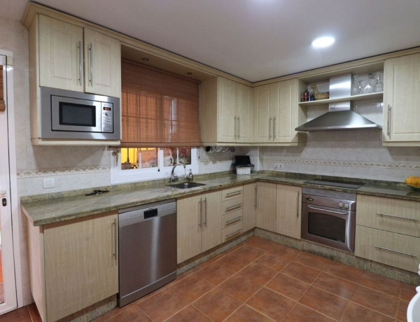 Chalet adosado en venta en Avenida Familia Vargas , Marbella thumbnail 1