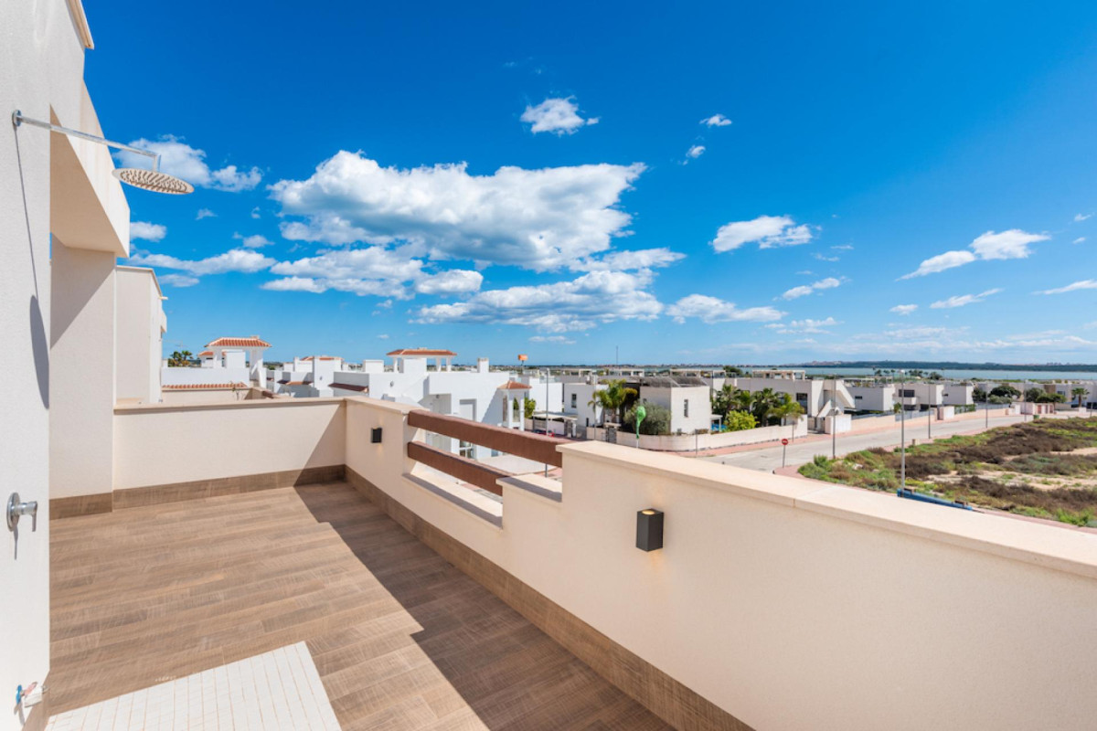 Obra nueva Residencial Laguna Azul en Los Montesinos (Revista) photo 5