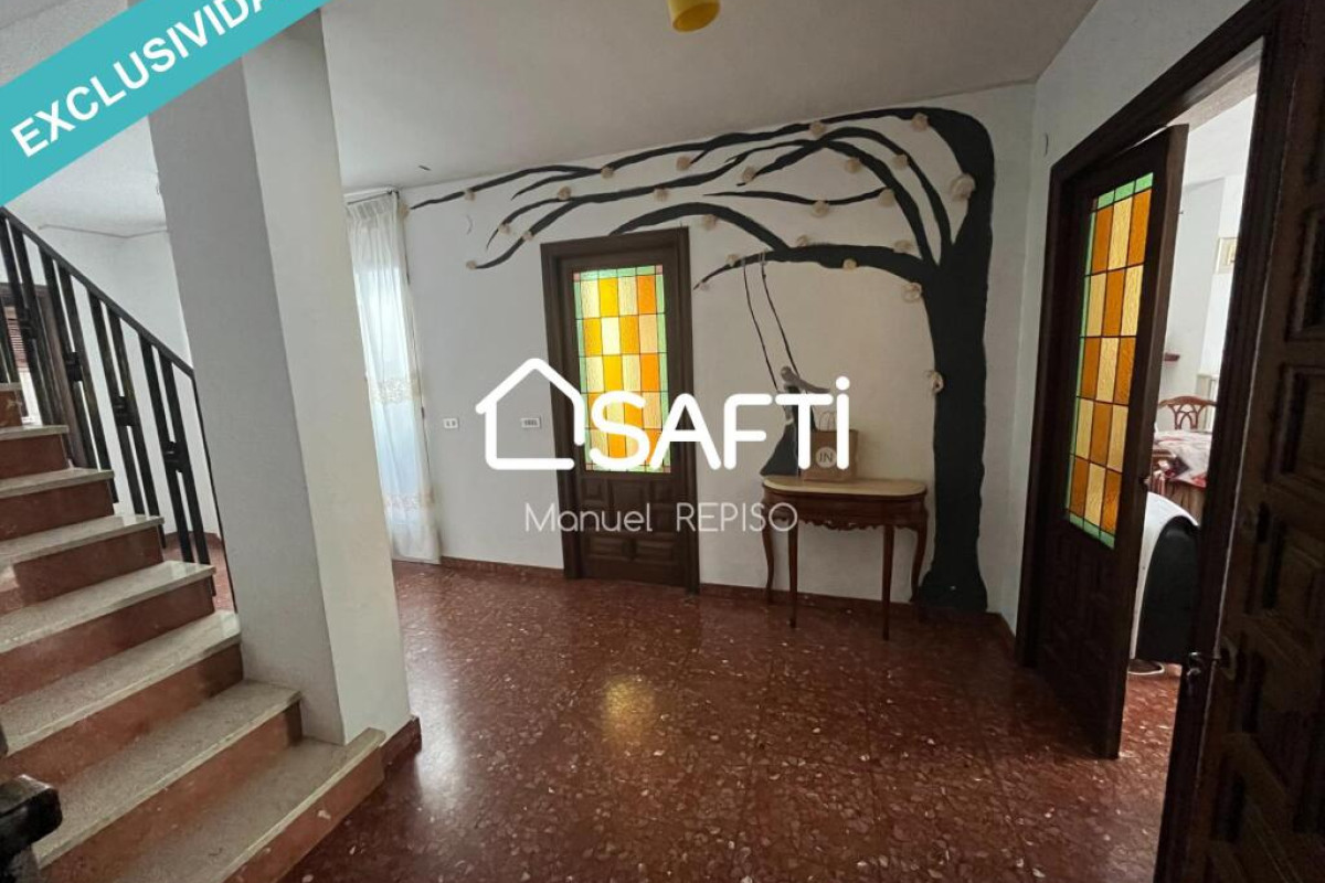Oportunidad Única en el CENTRO de Montilla: Casa Amplia con Garaje en Zona Privilegiada, Montilla
 photo 2