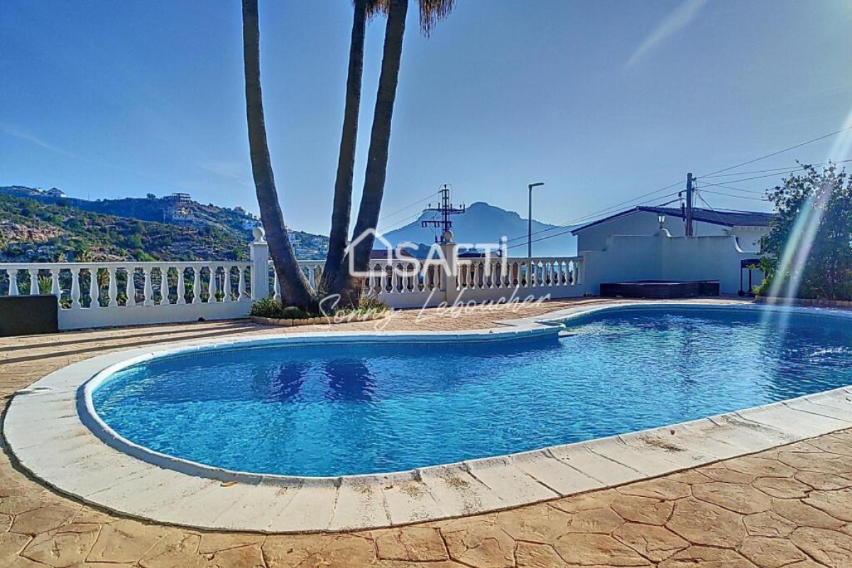 Oportunidad Única: Villa Renovada con Vistas a las Montañas en Gandía, Gandia
photo 3