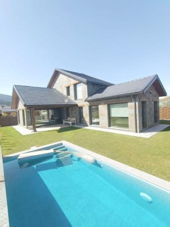 Detached villa for sale in  Calle Alcalde Don Leoncio Mateos, 31, El Espinar photo 1