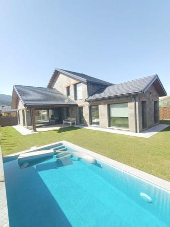 Detached villa for sale in  Calle Alcalde Don Leoncio Mateos, 31, El Espinar photo 2