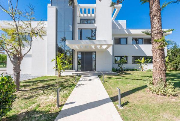Chalet independiente en venta en Paseo del Parque s/n, Sotogrande thumbnail 2