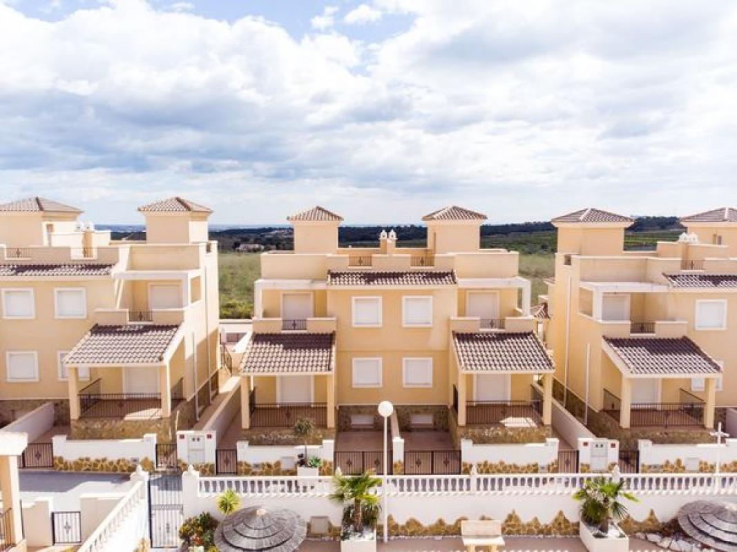 Obra nueva Los Alcores Villages I en San Miguel de Salinas (Revista) photo 4