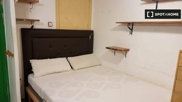 Habitación en piso compartido en barcelona. thumbnail 2