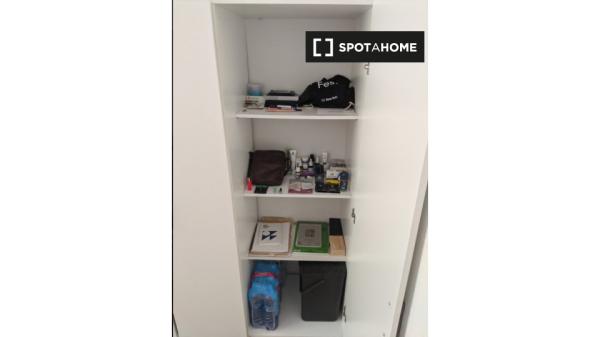 Habitación en piso compartido en barcelona. photo 3