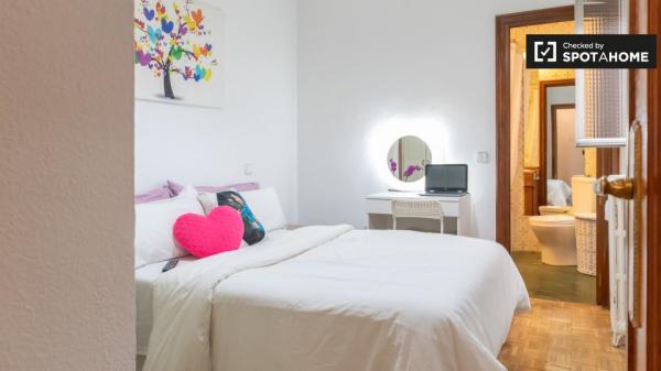 Se alquilan habitaciones en apartamento de 3 dormitorios en Madrid photo 1
