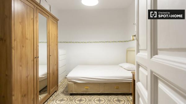 Se alquila habitación en apartamento de 3 dormitorios en Trafalgar, Madrid. photo 1