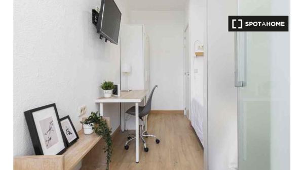 Se alquila habitación en apartamento de 3 dormitorios en Madrid photo 4