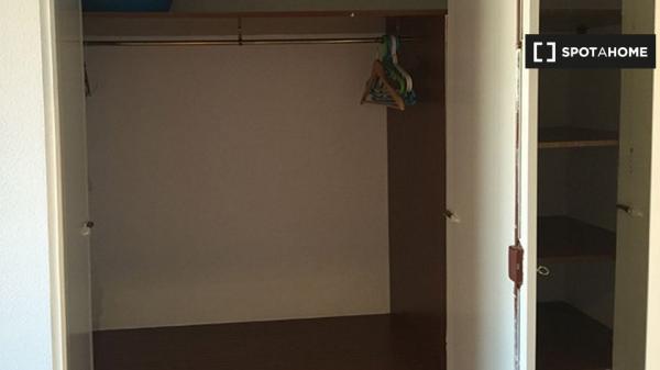 Se alquila habitación en apartamento de 4 dormitorios en La Saïdia, Valencia photo 4