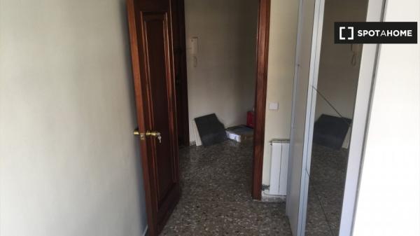 Habitación en apartamento de 4 dormitorios en El Pla del Real, Valencia photo 3