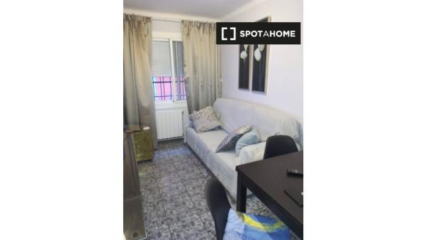 Habitación en piso compartido en barcelona. thumbnail 2