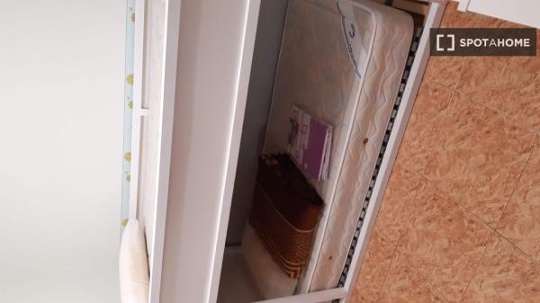 Se alquila habitación en apartamento de 3 dormitorios en Barcelona thumbnail 1