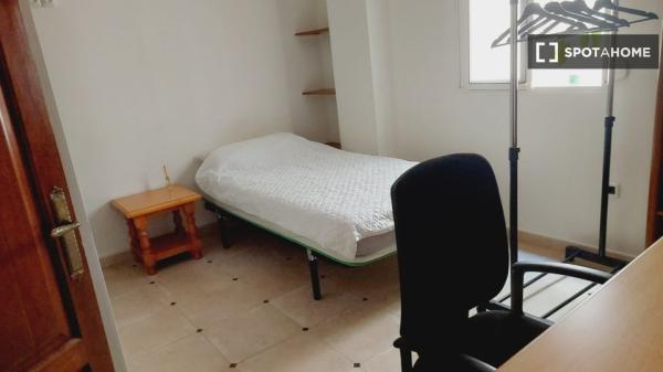 Se alquila habitación en piso de 4 dormitorios en Málaga, photo 2