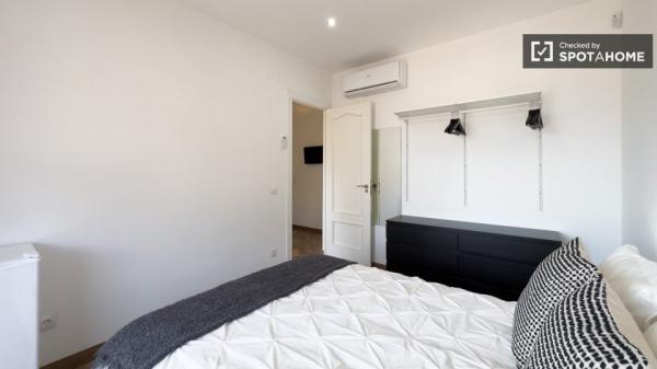 Se alquila habitación en apartamento de 3 dormitorios en Barcelona photo 4