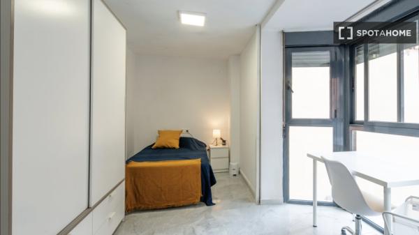 Se alquila habitación en piso de 8 habitaciones en Murcia photo 1