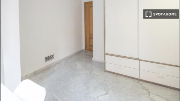 Se alquila habitación en piso de 8 habitaciones en Murcia photo 2