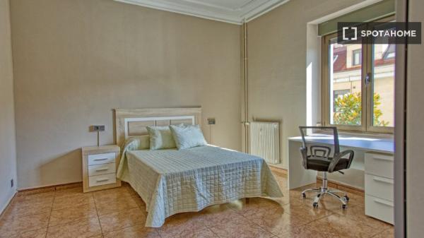 Piso en alquiler en , Oviedo thumbnail 2
