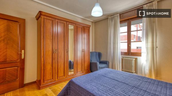 Piso en alquiler en , Oviedo thumbnail 1