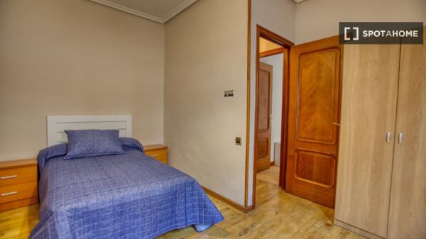 Piso en alquiler en , Oviedo photo 2