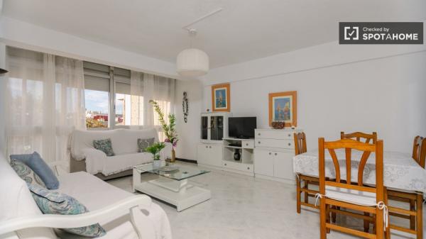 Se alquila habitación en piso de 4 dormitorios en Valencia photo 1