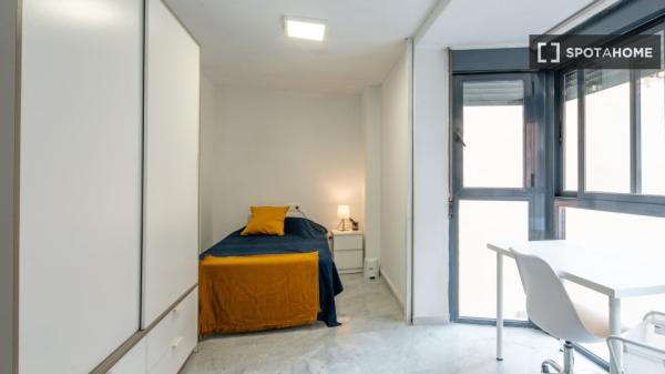 Se alquila habitación en piso de 8 habitaciones en Murcia photo 2