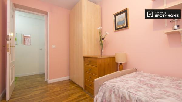 Relajante habitación en un apartamento de 3 dormitorios en Moratalaz, Madrid photo 3