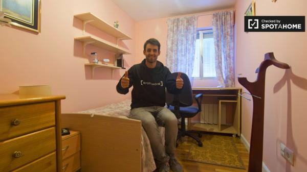 Relajante habitación en un apartamento de 3 dormitorios en Moratalaz, Madrid photo 4