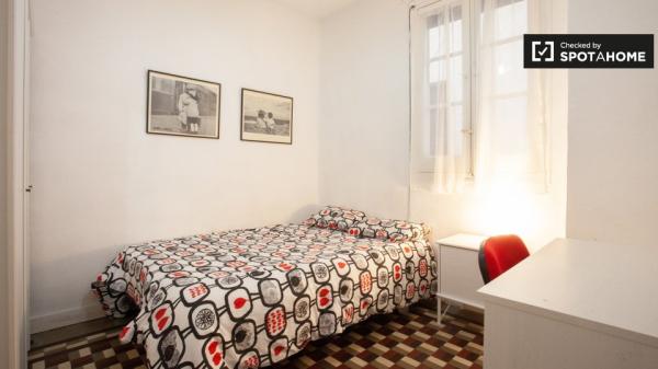 Se alquila habitación en apartamento de 3 dormitorios en Trafalgar, Madrid. photo 1