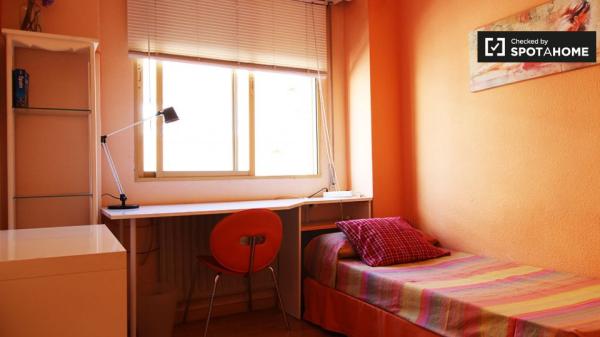 Elegante habitación en un apartamento de 3 dormitorios en Imperial, Madrid photo 1