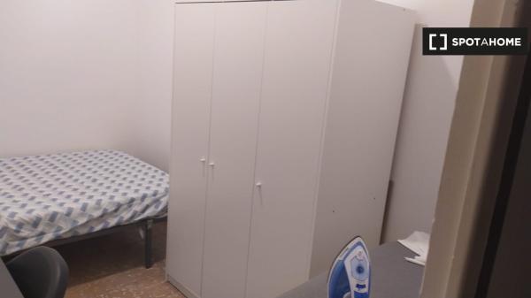 Habitación en piso compartido en barcelona. photo 1